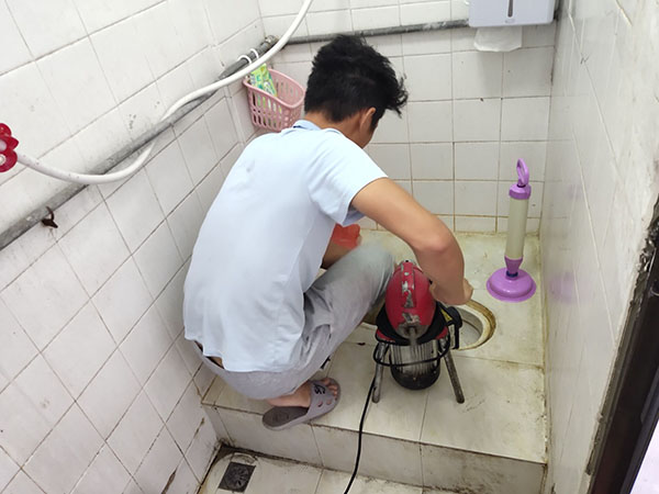 呼图壁管道堵塞冒臭气 专业师傅现场解决问题
