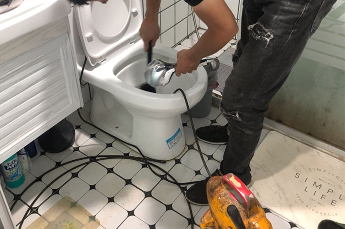 呼图壁马桶堵塞自己疏通还是找师傅?专业上门服务让你省时更省心